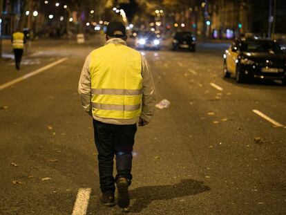 Un taxista camina per la Gran Via després de desconvocar-se la vaga.