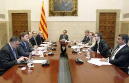 Reunión del presidente de la Generalitat, Artur Mas (c), hoy en el Palau de la Generalitat con los líderes políticos de la comunidad para constituir el grupo de trabajo que hará el seguimiento de la negociación de la propuesta del pacto fiscal con el Gobierno.