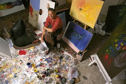 Sebastián Palomo Linares in his studio The bullfighter with some of his paintings
