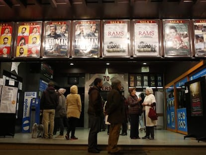 Espectadores frente a una sala de cine de Madrid.