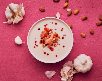 Sopa de ajoblanco, tartar de gamba y salmón, aceite picante