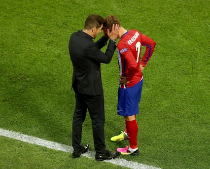 Diego Simeone anima a Antoine Griezmann después de fallar el penalti.