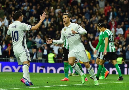 Cristiano Ronaldo celebra su gol, con James Rodriguez.