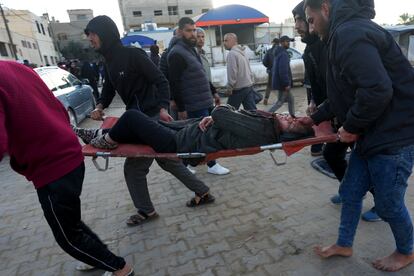Traslado de una mujer herida por un bombardeo israelí en Gaza al hospital Deir al Balah, este sábado.