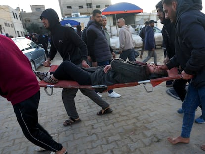 Traslado de una mujer herida por un bombardeo israelí en Gaza al hospital Deir al Balah, este sábado.