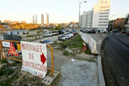 El estado de las obras paralizadas ayer en el paseo de la Dirección.