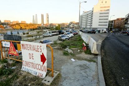 El estado de las obras paralizadas ayer en el paseo de la Direcci&oacute;n.