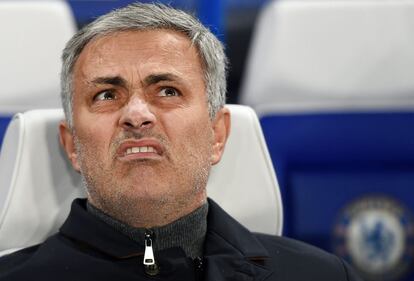 José Mourinho, en el banquillo de Stamford Bridge, durante el partido contra el Oporto. Con la victoria por 2-0, el Chelsea se mete en octavos de final.