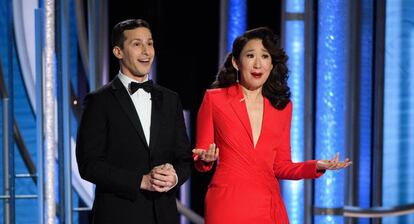 Los presentadores de la gala Andy Samberg y Sandra Oh.