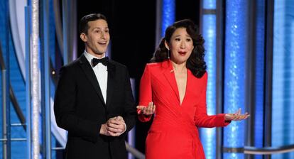 Los presentadores de la gala Andy Samberg y Sandra Oh.