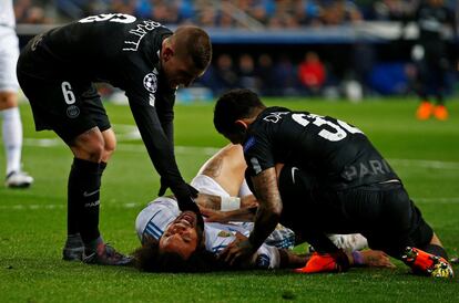 Marcelo dolorido tras un choque con Alvés (derecha).