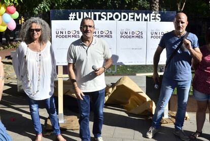 Inicio de campaña de la candidatura a las elecciones generales del 26 de junio de Unidos Podem Més, que se ha celebrado en la Plaza Paris, de Palma. Han asistido, Margalida Quetglas (i), como numero uno al Senado, Juan Pedro Illanes (c), candidato numero uno al congreso por baleares, y el número tres de la lista al congreso, Antoni Verger (d), propuesto por Més. 