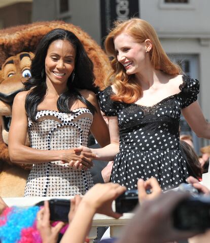 Jada Pinkett-Smith y Jessica Chastain no han posado en el Palais des Festivals pero sí han estado promocionando esta tarde, mano a mano, Madagascar 3. La primera, con vestido de Versace otoño-invierno 2012/13, y la segunda, de Dolce & Gabbana.