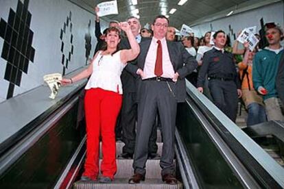 Ruiz-Gallardón, en el metro, rodeado de estudiantes con sus pancartas de "no a la guerra".