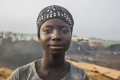 Sisi Barra significa “trabajo de humo” en bambara, una lengua que usan todos los trabajadores de las carboneras. Esta chica de 14 años trabaja en las minas de carbón de Parc du Pont, en San Pedro (Costa de Marfil), todo el día. Me pidió que le hiciera un retrato y se lo devolviera impreso pronto. 