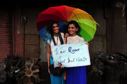 Miembros indígenas de la comunidad LGBT (lesbianas, gays, bisexuales, transgénero) participan en un desfile del orgullo, pidiendo la libertad de la discriminación por orientación sexual, en Chennai.