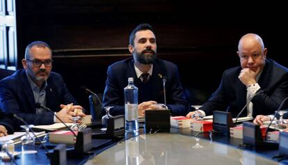 El presidente del Parlament, Roger Torrent (c), junto al vicepresidente primero Josep Costa (i), y el vicepresidente segundo, Joan García (d), en una imagen de archivo.