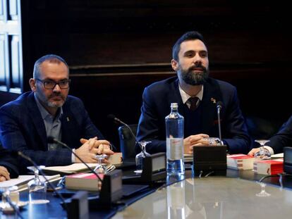 De izquierda a derecha, el vicepresidente primero del Parlament, Josep Costa, junto a su presidente, Roger Torrent, y el   vicepresidente segundo, Joan García, en una imagen de archivo.
