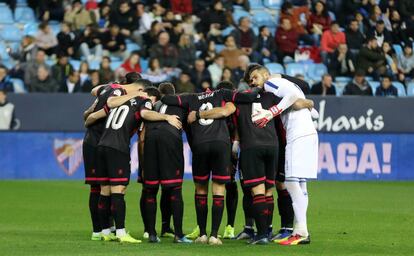 Los jugadores del Reus hacen piña en La Rosaleda. 