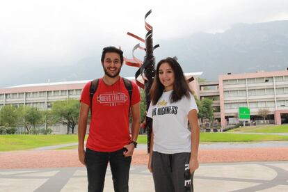 Kevin Bueno y Paola Morales, en la Universidad de Monterrey.