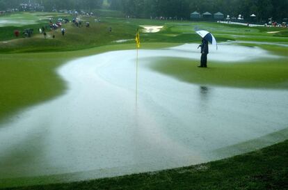 Fuertes lluvias durante un partido de golf en el campo de golf de Valhalla en Louisville, Kentucky (EE UU). 10 de agosto de 2014.