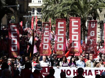 La cabeza de la manifestaci&oacute;n del 1&ordm; de Mayo convocada por CC OO y UGT en Valencia. 