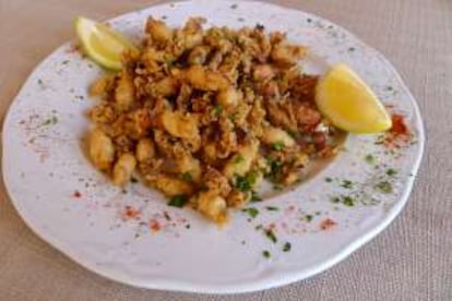 Un plato de chopitos en el restaurante S'Espartar (Ibiza).