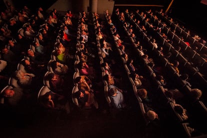 El Cine Estudio del Círculo de Bellas Artes durante la proyección en pantalla gigante de 'Cien Años de Soledad', la serie, este lunes en Madrid.