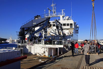 Operaciones de carga del buque oceanográfico en el muelle del puerto de Vigo.