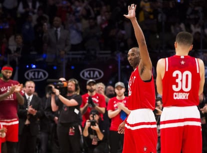 Western Conference's Kobe Bryant, of the Los Angeles Lakers (24), reacts to the crowd as he leaves the game during second half NBA All-Star basketball action in Toronto on Sunday, Feb. 14, 2016. (Mark Blinch/The Canadian Press via AP) MANDATORY CREDIT