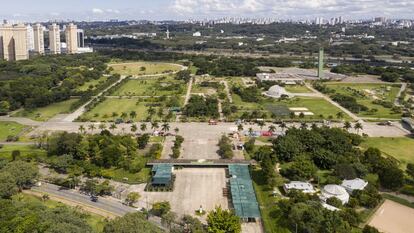 Imagem aérea do parque Villa-Lobos, em São Paulo, fechado em respeito às medidas de isolamento impostas pelo governador João Doria.