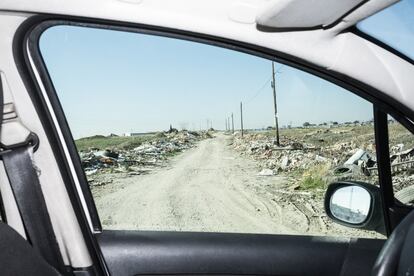 Toneladas de cascotes y muebles viejos se desperdigan a lo largo del kilómetro y medio que forma el camino del Prado Redondo. El polígono de Prado Overa, en Leganés, está rodeado de parcelas rústicas que un día acogieron el mayor polo de economía sumergida al sur de la capital. Un ejemplo de chabolismo industrial del cual solo quedan los restos.