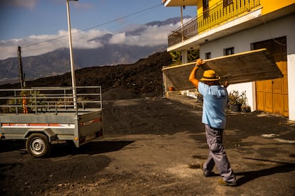 Un vecino  ayudaba en la casa de Jos Valentn. La casa qued cercada por la lava aunque no se destruy. 