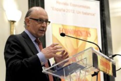 GRA357. MADRID, 28/05/2013.- El ministro de Hacienda, Crist&oacute;bal Montoro, interviene durante la clausura de la presentaci&oacute;n del n&uacute;mero extraordinario de la revista del Colegio de Economistas de Madrid bajo el ep&iacute;grafe &quot;Espa&ntilde;a 2012. Un balance&quot;, esta tarde en un c&eacute;ntrico hotel madrile&ntilde;o. EFE/Kiko Huesca