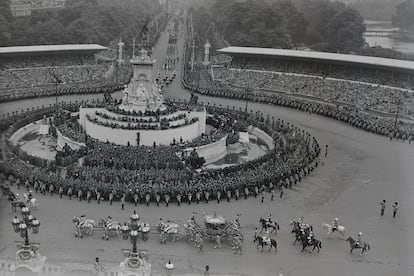 La reina Isabel II y el duque de Edimburgo dentro del Carruaje de Estado de Oro (o Gold State Coach), un carruaje de ocho caballos utilizado en la coronación de todos los monarcas británicos desde Jorge IV, a las puertas del palacio de Buckingham.  