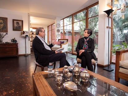 El periodista Ascanio Cavallo con la senadora Isabel Allende en Santiago, Chile el 04 de septiembre de 2023.