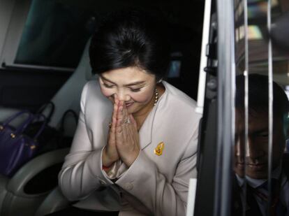 La primera ministra de Tailandia, Yingluck Shinawatra, tras una conferencia en Bangkok. Shinawatra, pidió el cese de las protestas e hizo un llamamiento a participar en las elecciones del 2 de febrero a unos manifestantes que le dieron 24 horas para dejar el cargo.