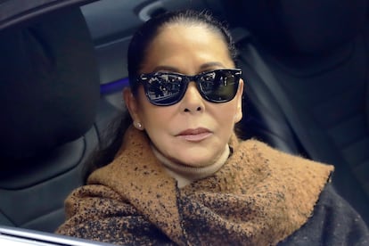Isabel Pantoja se protegía de los paparazis tras unas gafas oscuras en Madrid en 2020.