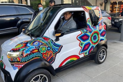 El canciller Marcelo Ebrard dentro de un vehículo eléctrico de la marca boliviana Quantum en su visita oficial al país sudamericano del mes pasado.