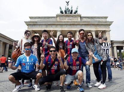 Seguidores del FC Barcelona que se han desplazado a Berlín para asistir hoy a la final de la Champions, que disputan el club azulgrana y el Juventus, posan ante la Puerta de Brandeburgo.