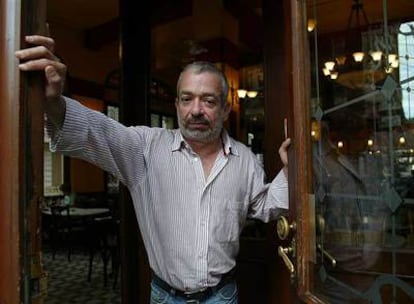 Rabih Alameddine, autor de <i>El contador de historias,</i> la semana pasada en el café de Beirut donde se desarrolló la entrevista (fotografía cedida por Lumen).