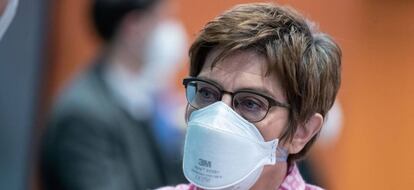 La ministra alemana de Defensa, Annegret Kramp-Karrenbauer, con una mascarilla FFP2