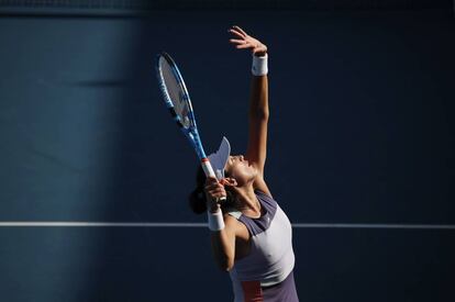 Muguruza sirve durante el partido contra Rogers en Melbourne.