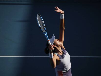 Muguruza sirve durante el partido contra Rogers en Melbourne.