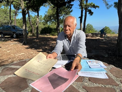 El empresario local José Ramón Mateu muestra las escrituras que, según defiende, acreditan que es propietario de la parcela donde está la ermita.