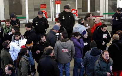 Policía y piquetes, en la entrada de un hipermercado en Ferrol.