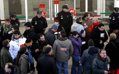 Polic&iacute;a y piquetes, en la entrada de un hipermercado en Ferrol.