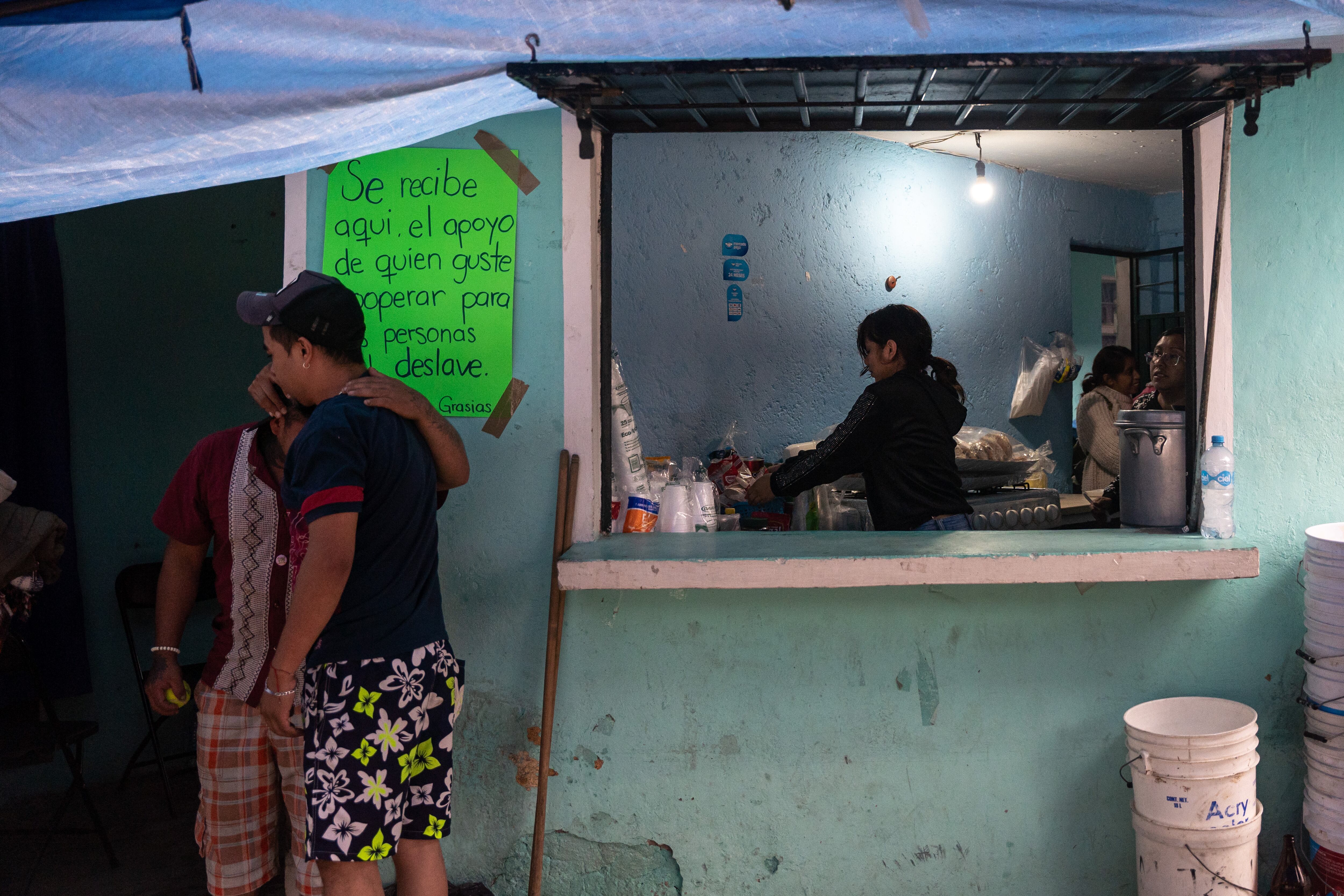 Familiares de las personas que perdieron la vida por el deslave en la colonia La Raquelito en Naucalpan, Estado de México.