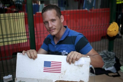 Un inmigrante cubano posa para una foto con la bandera de Estados Unidos, en la frontera de Costa Rica con Nicaragua.