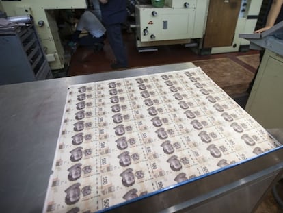 Mesa en la que se verifica la correcta impresión de una plana de billetes de 500 pesos en la fábrica de Banxico en la Ciudad de México